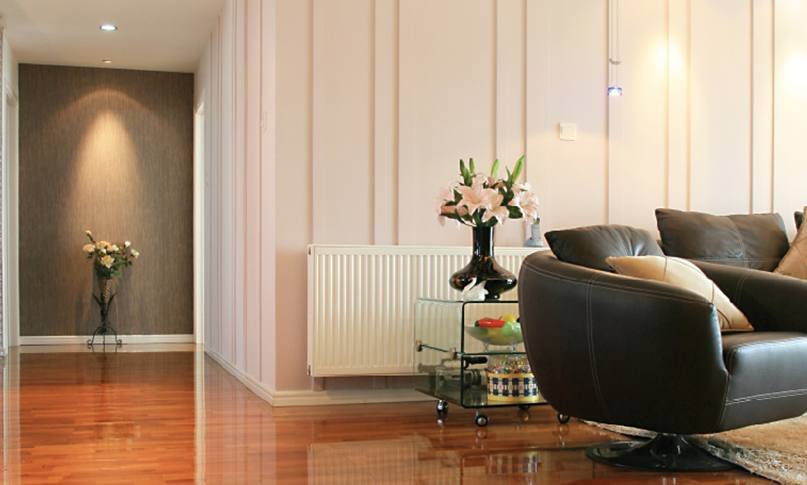     在我們挑選暖氣片時(shí)，不僅要看價(jià)格，還要看產(chǎn)品和服務(wù)，才能避免吃虧上當(dāng)。

    選擇暖氣片從哪些角度出發(fā)?

    1.看材質(zhì)

    材質(zhì)影響到產(chǎn)品的使用和壽命。廠家選擇的材質(zhì)過關(guān)，不僅在使用中減少漏水等問題，還能夠延長(zhǎng)暖氣片的壽命。用戶在挑選材質(zhì)時(shí)，可以咨詢一下鋼管或銅管的壁厚，一些特殊產(chǎn)品的片頭和壁厚是不同的，片頭需要加厚，才能抵抗住常年侵蝕。材質(zhì)要求均勻，無凸起，無水波紋。

    2.看安裝

    很多廠家都有自己的安裝隊(duì)，或者有固定合作的安裝隊(duì)。安裝人員統(tǒng)一持證上崗，經(jīng)驗(yàn)豐富。對(duì)自己工廠的產(chǎn)品也比較了解，在測(cè)量、方案設(shè)計(jì)中考慮細(xì)致全面。暖氣片安裝時(shí)噪音小，測(cè)量、打孔、懸掛、打壓等步驟齊全考究，接口緊密，管路布局橫平豎直，彎管接頭少。

    3.看工藝

    暖氣片的生產(chǎn)工藝和品牌廠家密不可分。有些不良小廠家采用回收二手暖氣片，簡(jiǎn)單去銹刷漆之后再投放市場(chǎng)，雖然暖氣片價(jià)格很便宜，但這種暖氣片往往使用不了一兩年就會(huì)漏水。真正品質(zhì)好的暖氣片，往往通過下料、打孔、焊接、組裝、打壓、打磨、噴涂等幾十道精細(xì)工序生產(chǎn)而成，后還有嚴(yán)格的質(zhì)檢。這樣的暖氣片使用起來才會(huì)安心。

    4.看售后

    正規(guī)產(chǎn)品都有相關(guān)的質(zhì)保協(xié)議，在質(zhì)保期內(nèi)出現(xiàn)質(zhì)量問題可以免費(fèi)更換，因?yàn)榕瘹馄钠焚|(zhì)問題給用戶造成的財(cái)產(chǎn)損失，還可以通過保險(xiǎn)賠付。強(qiáng)大妥善的售后不僅是品牌實(shí)力的體現(xiàn)，也是產(chǎn)品過硬品質(zhì)的體現(xiàn)。

    5.看品牌

    一款品牌形成往往需要多少年的沉淀和口碑傳播，才能在市場(chǎng)上占領(lǐng)一席之地。品牌類廠家，不僅有實(shí)力在選材、工藝方面投入較高的成本，在后期服務(wù)上也有相關(guān)的保障。一旦產(chǎn)品出現(xiàn)問題，可以免費(fèi)更換，出現(xiàn)暖氣片不熱等問題，還可以上門維修。不會(huì)出現(xiàn)暖氣片漏水等問題找不到廠家、相互推卸責(zé)任等問題。

    挑選暖氣片時(shí)，不僅要看價(jià)格，還要看產(chǎn)品和服務(wù)，才能避免吃虧上當(dāng)。

    更多資訊盡在鼎格舒適家，免費(fèi)設(shè)計(jì)方案和報(bào)價(jià)。鼎格舒適家m.dafangqz.com(全稱四川鼎格舒適家科技有限公司)是知名成都地暖公司，專業(yè)提供地暖，暖氣片，中央空調(diào)，新風(fēng)，凈水系統(tǒng)的銷售，設(shè)計(jì)，安裝等服務(wù)。